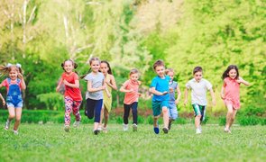 crianças correndo no parque para estimular atividade física na infância