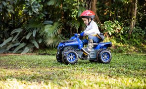 menino andando com carrinho de passeio infantil poliquadri