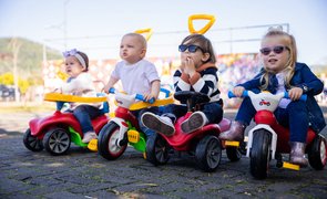 crianças sentadas em carrinhos de passeio