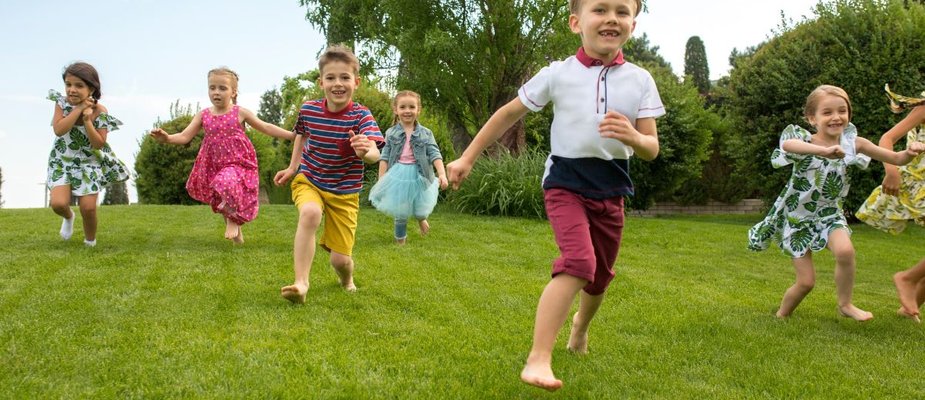 A importância dos brinquedos na socialização infantil. A importância dos brinquedos na socialização infantil.