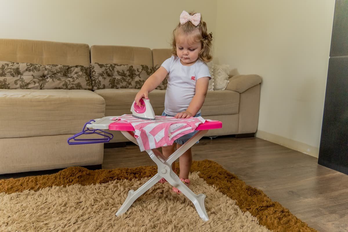 menina brincando em casa
