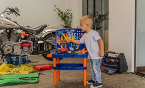 criança organizando ferramentas para brincar em casa