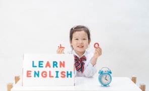 menina fazendo aulas de inglês para crianças