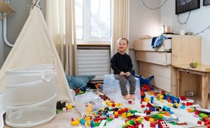 criança sentado em um espaço kids em casa