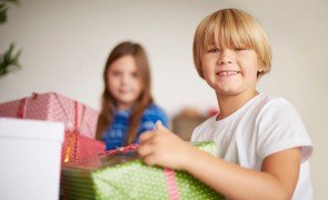 crianças com presentes de amigo secreto