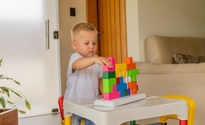 criança brincando com jogos de encaixe