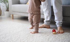 mamae estimulando a coordenação motora grossa do filho
