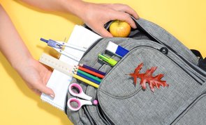 preparando a mochila para a volta às aulas