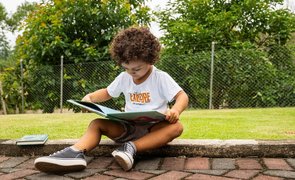 lendo um dos clássicos da literatura infantil