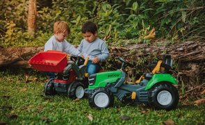 Crianças brincando no bosque
