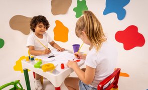 crianças pintando