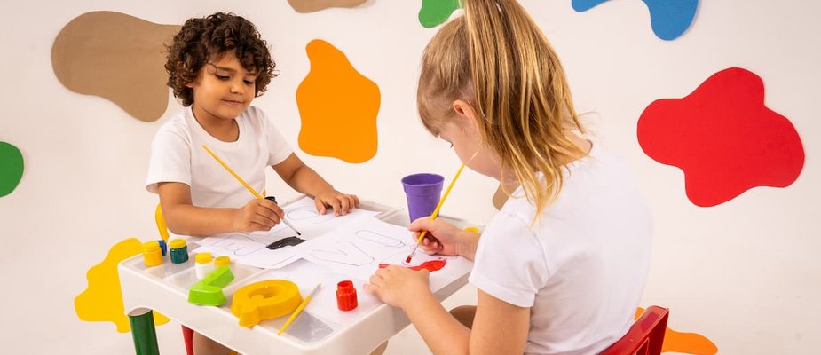 Como as atividades sensoriais ajudam no desenvolvimento infantil?