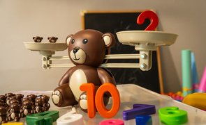 brinquedos que incentivam jogos de matematica