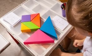 crianca brincando com formas geometricas