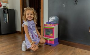 menina brincando com fogao infantil poliplac