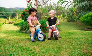 criancas brincando com bicicletas de equilíbrio