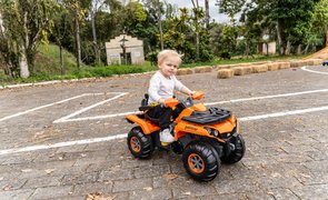 crianca brincando com carrinho de passeio