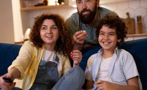 família assistindo um filme infantil 2024