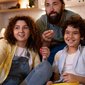 família assistindo um filme infantil 2024 família assistindo um filme infantil 2024