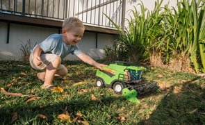menino brincando com carrinho de brinquedo
