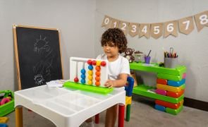 criança hiperativa brincando com trilha de cores Poliplac