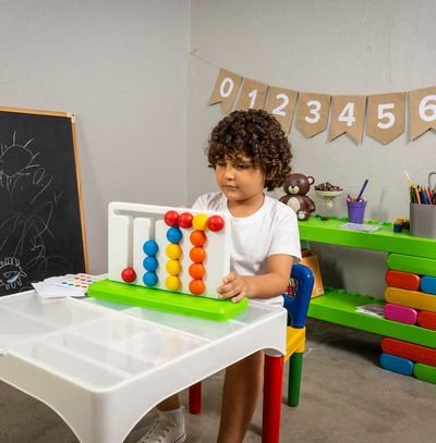 criança hiperativa brincando com trilha de cores Poliplac