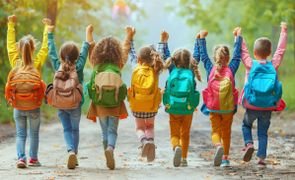 crianças comemorando o inicio das férias escolares