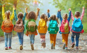 crianças comemorando o inicio das férias escolares