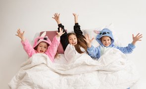 crianças em festa do pijama infantil
