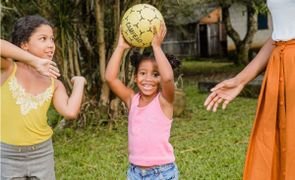 crianças brincando com bola