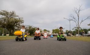crianças brincado na rua com carrinhos elétricos policar