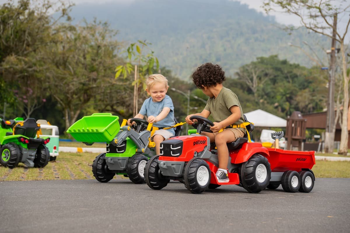 crianças andando com carrinhos elétricos policar