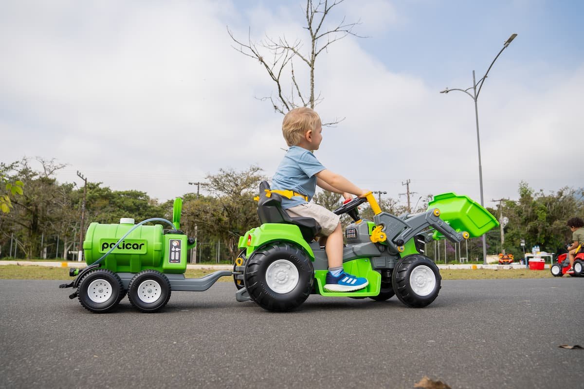 criança andando com um carrinho elétrico infantil