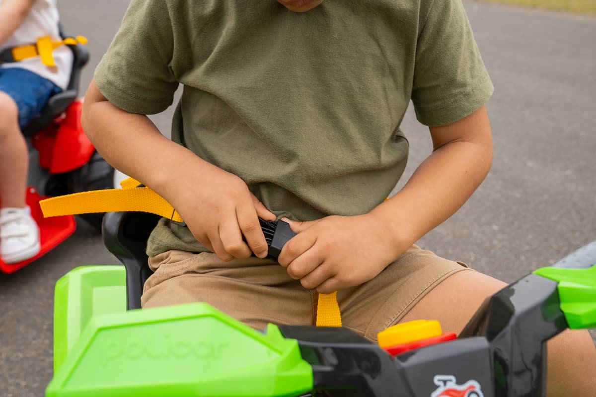 cinto de segurança em um carrinho elétrico infantil