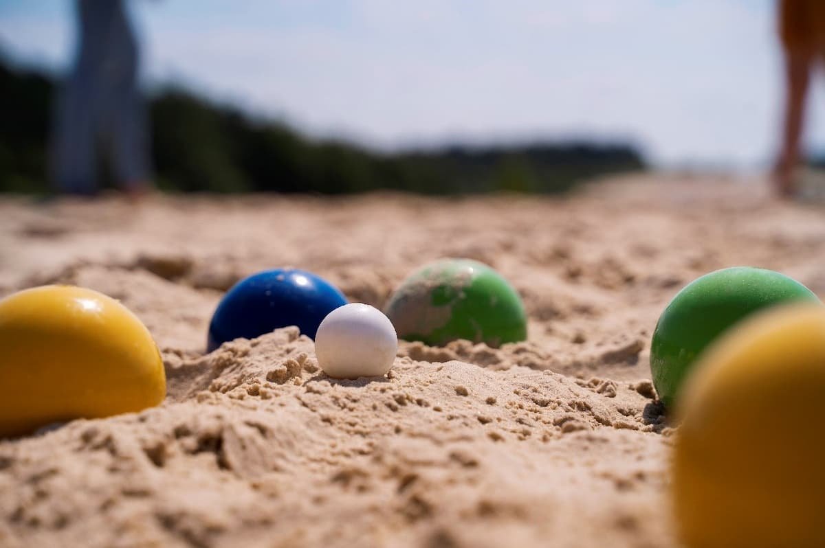 varias bolas na areia