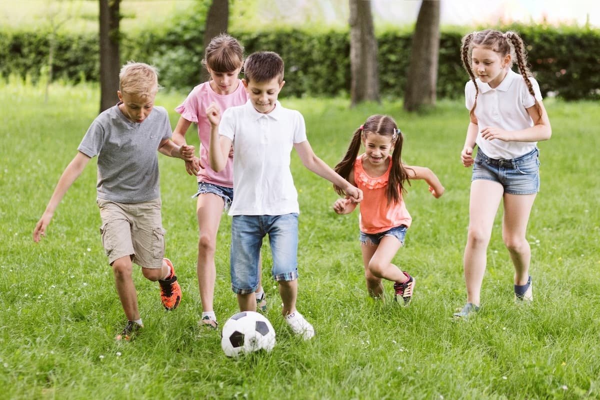 futebol e uma das brincadeiras com bola mais conhecidas