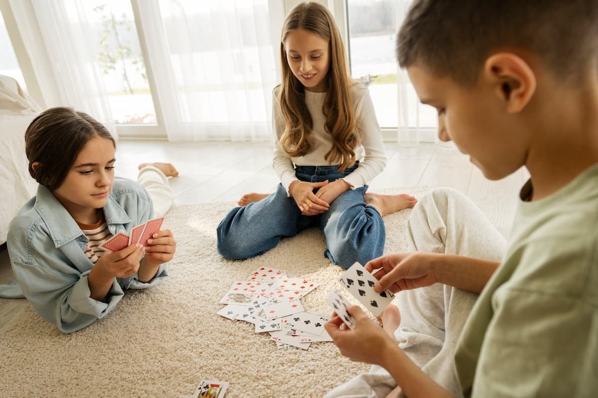 criancas brincando com jogo de cartas