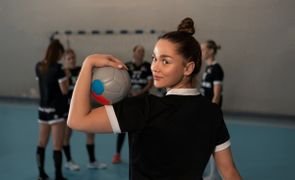meninas praticando o jogo de queimada