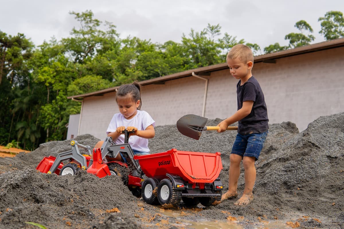 crianças brincando com areia