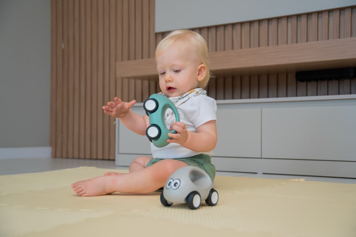 bebe brincando